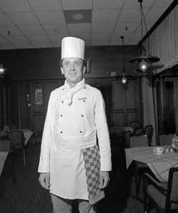 884170 Interieur van het Holiday Inn Hotel (Jaarbeursplein 24) te Utrecht: een kok in het restaurant.